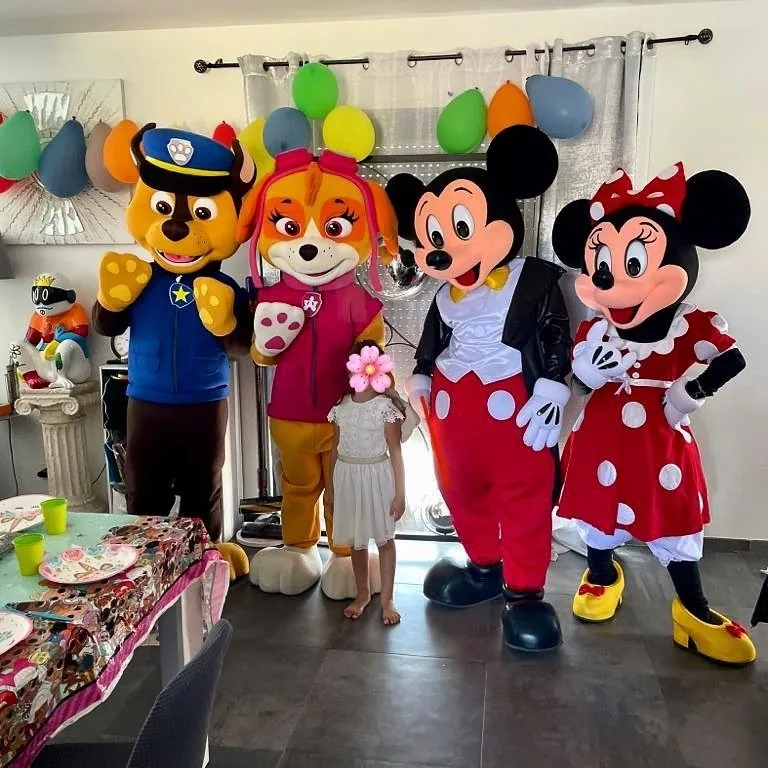Parade de mascottes : Chase, Stella, Mickey et Minnie