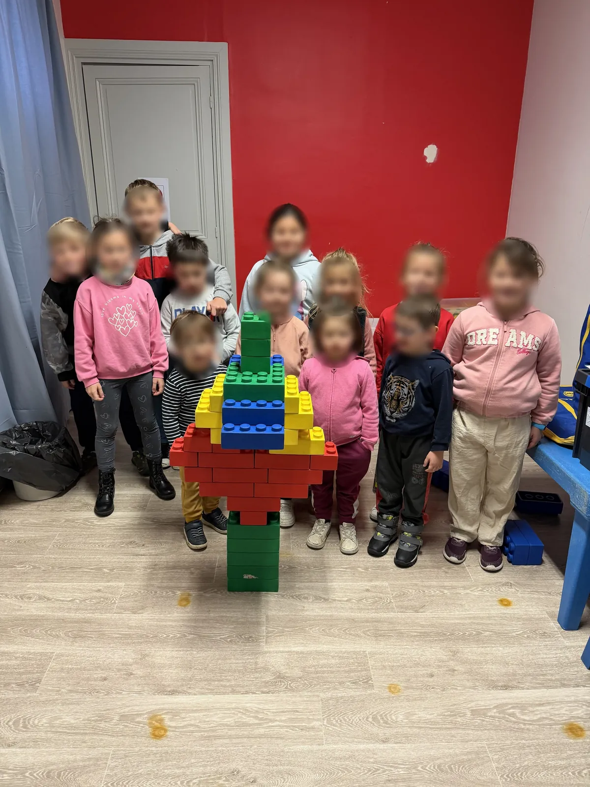 Enfants autour d'une construction en Lego géant