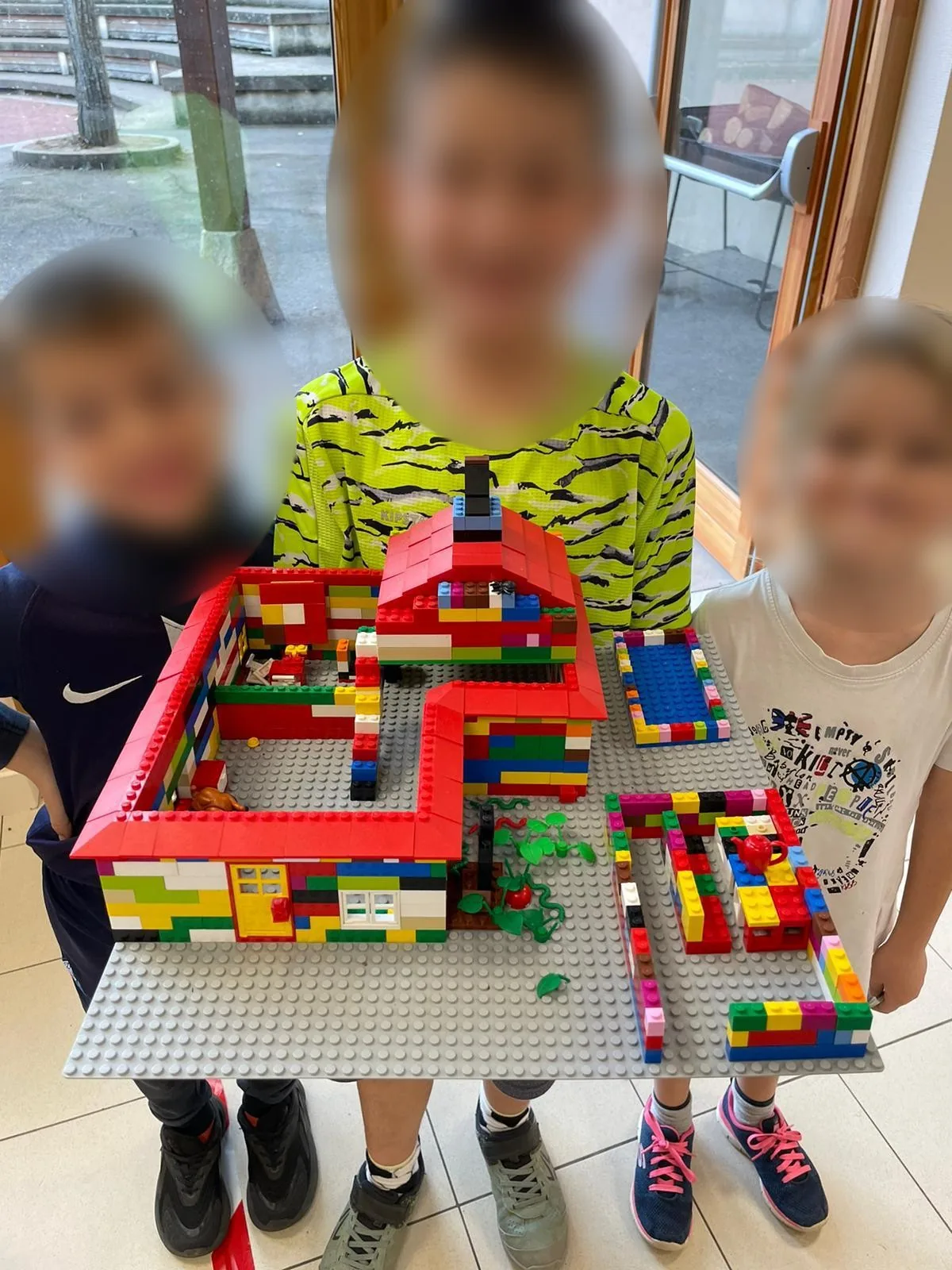 Enfants fiers de leurs constructions Lego