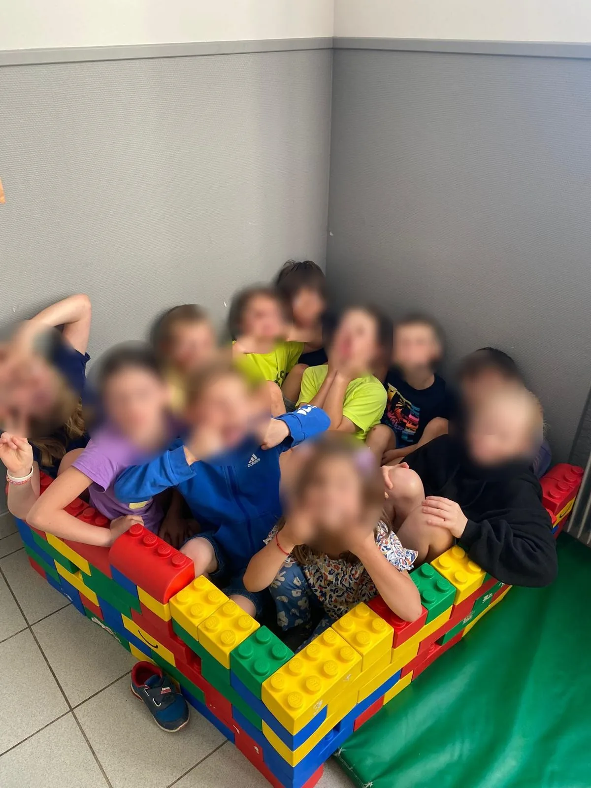 Enfants dans une construction en Lego géant