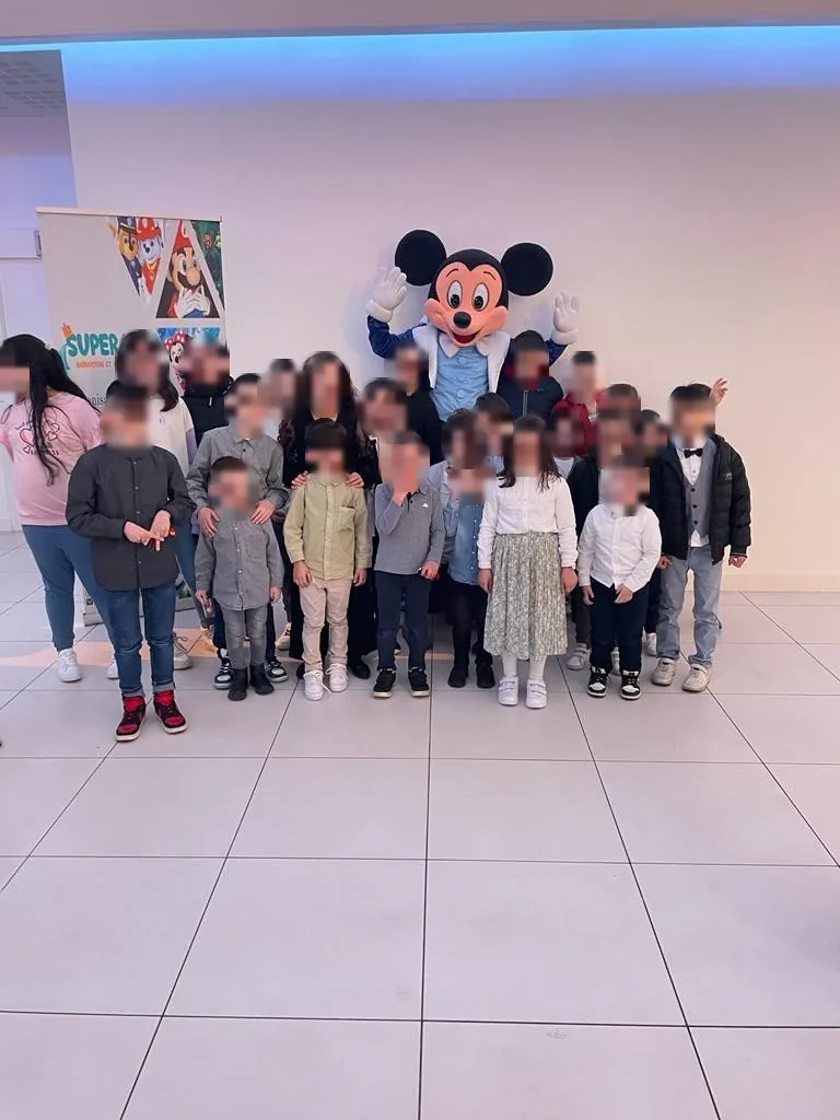 Mascotte Mickey avec un groupe d'enfants pendant une fête