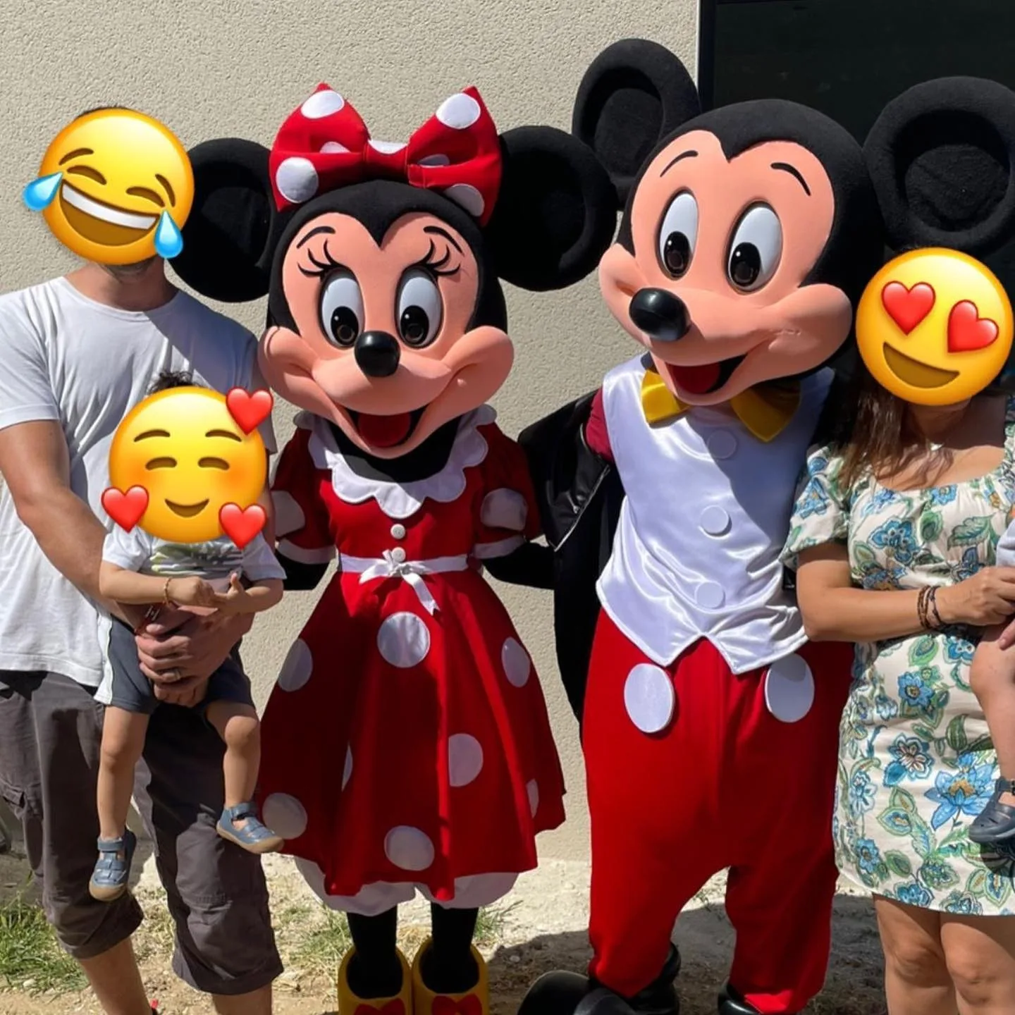 Mickey et Minnie avec une famille