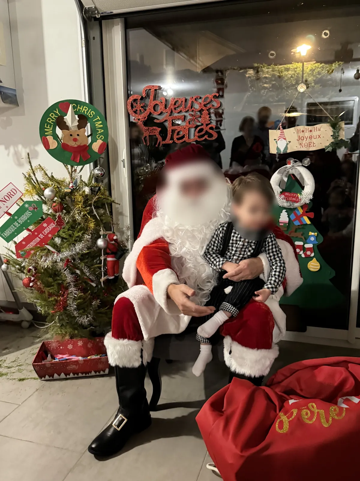 Le Père Noël et un enfant près du sapin