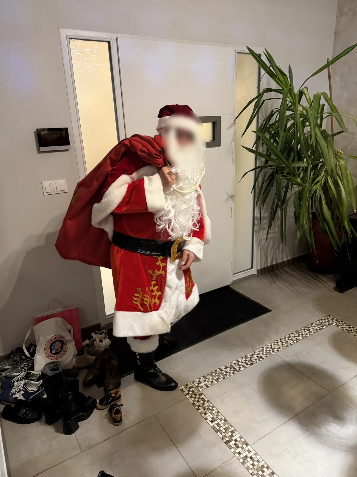 Le Père Noël arrive avec sa hotte