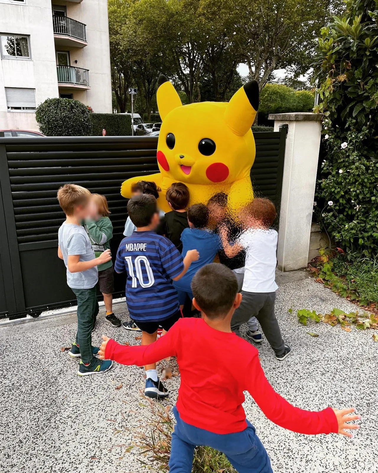 Mascotte Pikachu qui joue avec des enfants