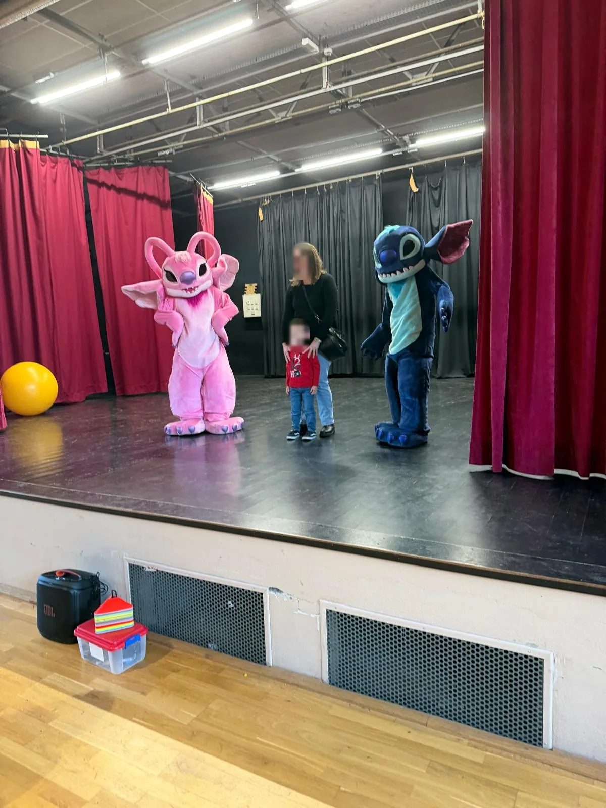 Mascottes Stitch et Angel sur scène