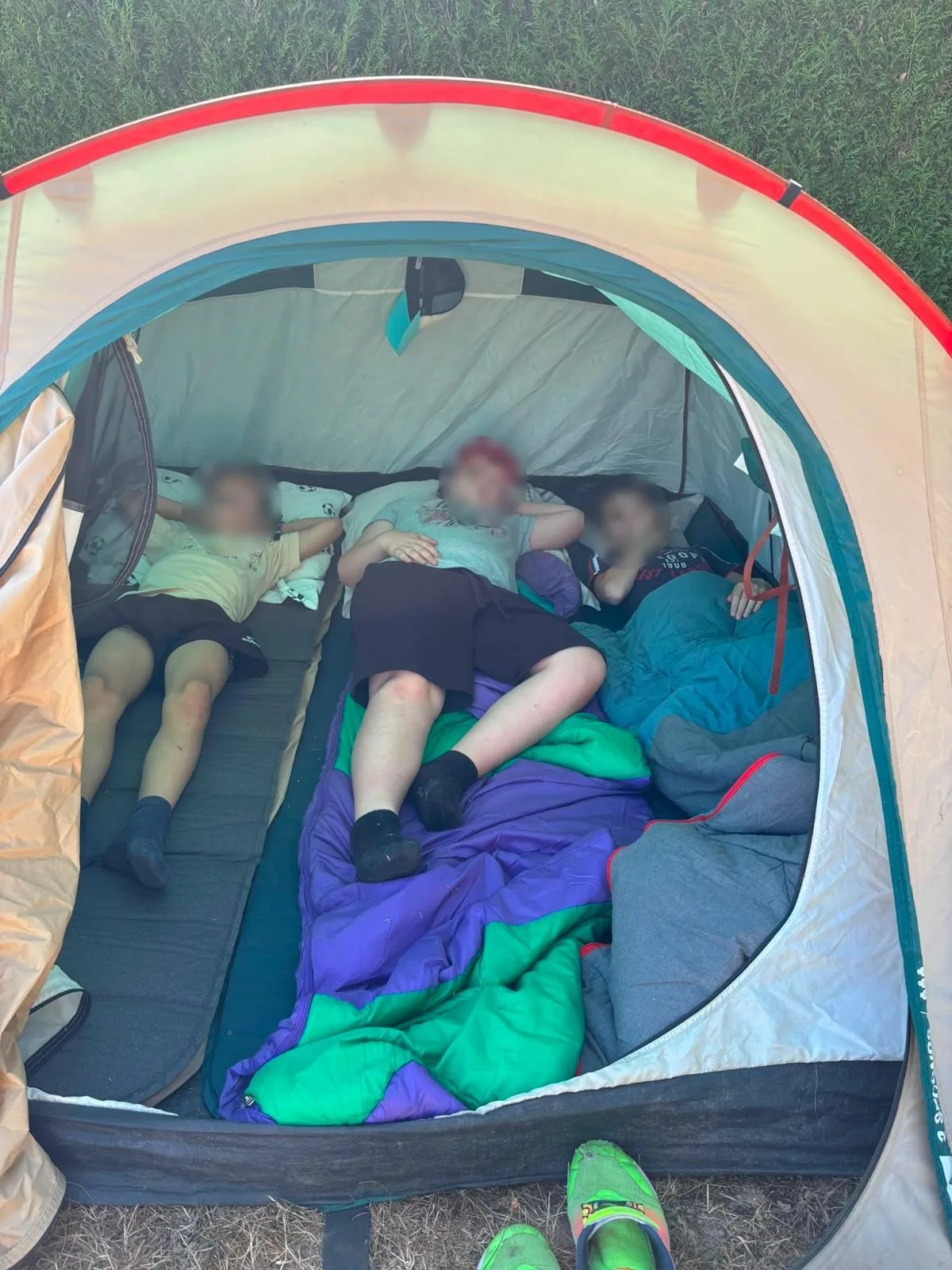 Temps calme : des enfants se reposent sous une tente